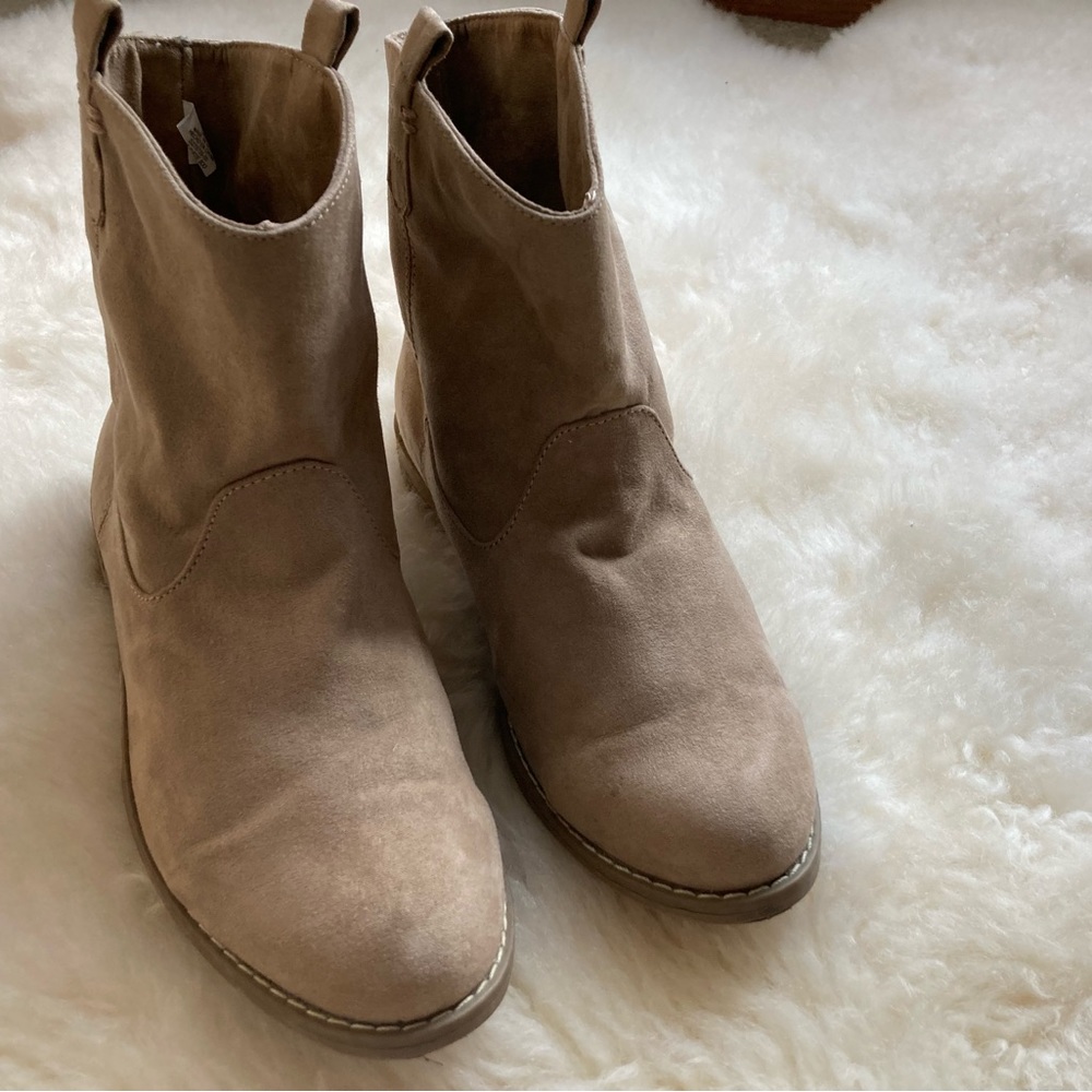 EUC. Old navy tan , light brown , boots . Size 8. Low heel .